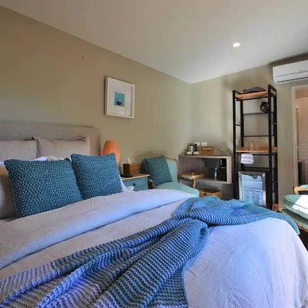 BeachBox Boutique Accommodation, hotel in Coopers Beach