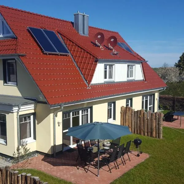 Ferienhäuser Hühnergott und Kranichnest, Sauna, Kamin und Garten, ξενοδοχείο σε Breege