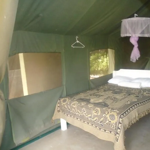 Rhino Tourist Camp, hotel a Ololaimutiek