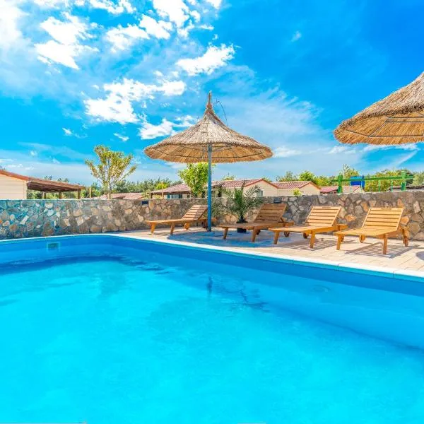 Camp Mateo with Pool, hotel v destinaci Drage