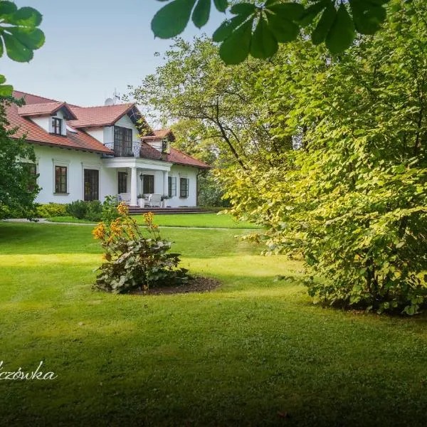 Dwór w Kiełczówce, hotel v destinaci Moszczenica