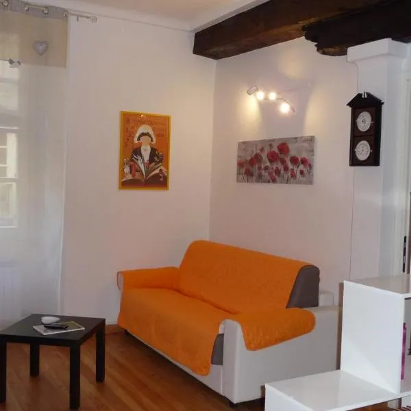 La casa di Perpy Ivrea centro storico, hotel v destinácii Ivrea