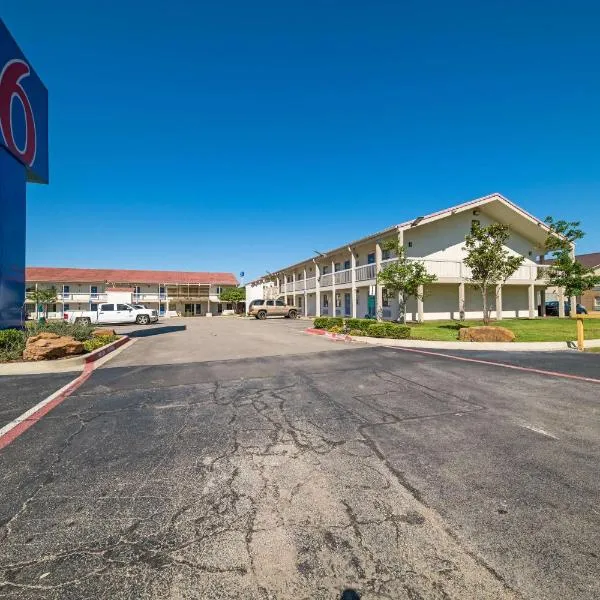 Motel 6-Dallas, TX - Farmers Branch โรงแรมในแคร์รอลตัน