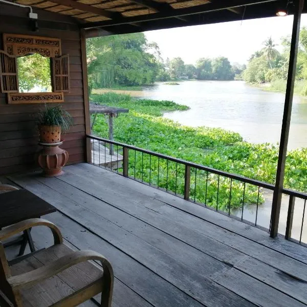Rustic​ Charm​ Suphan​, hotel di Ban Tha Pong