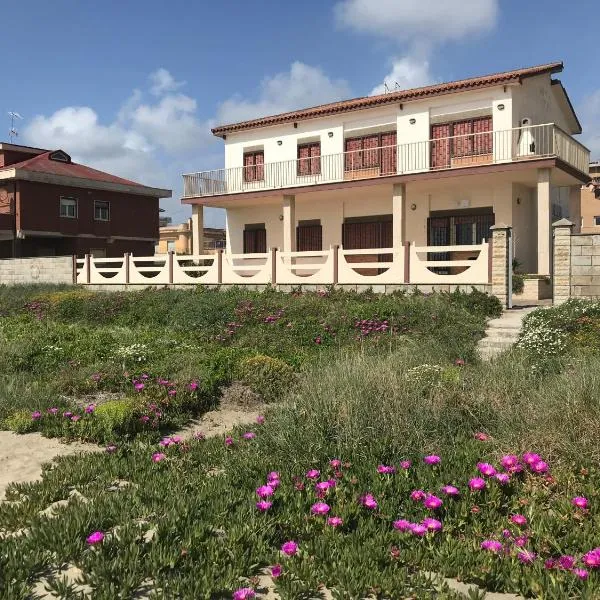 Seafront apartment in Villa , near Rome, hotel a Torvaianica