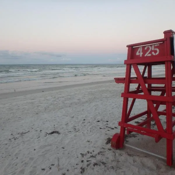 Honu Hideaway at Ocean Walk Resort, hotel v destinaci New Smyrna Beach