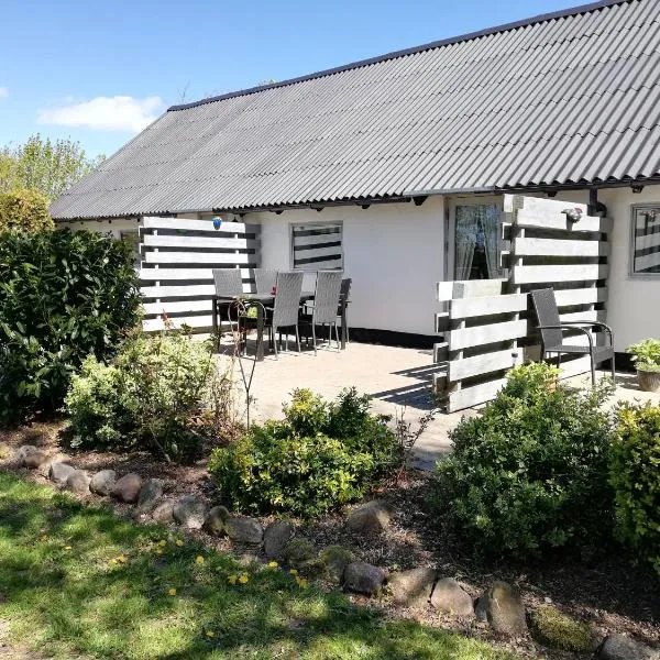 Bindesbølgård Farm Holiday, hotel in Give