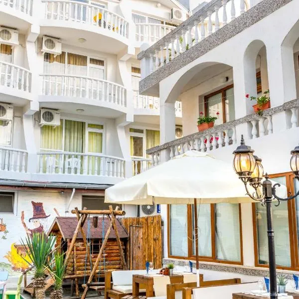 hotel Yanis، فندق في لوزينيتس