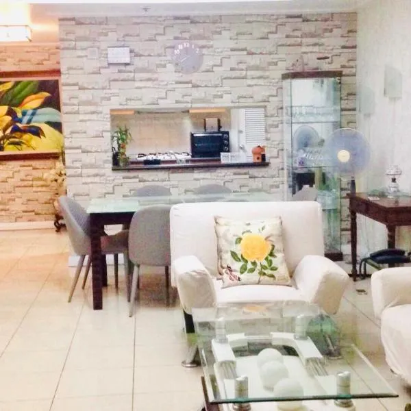 67 sqm. Condo Unit in Robinson Place Residences、マニラのホテル