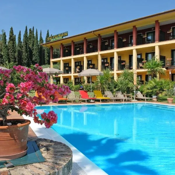 Villa Madrina Lovely and Dynamic Hotel, hotel di Garda