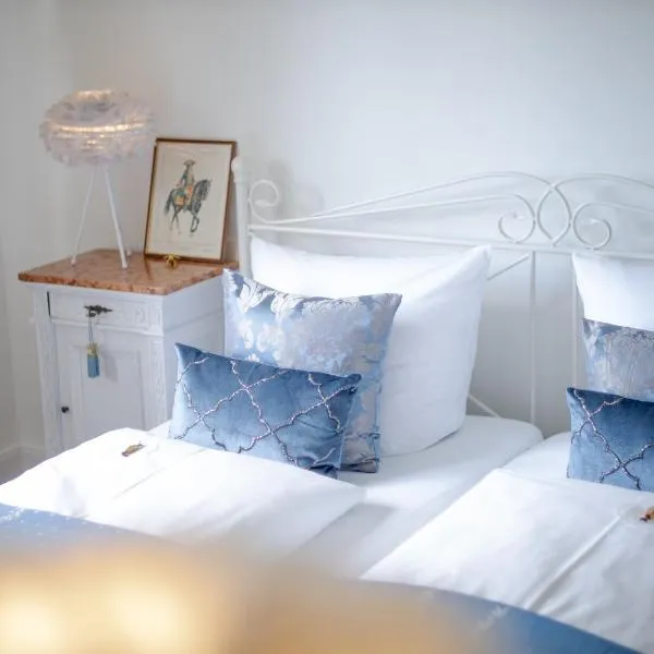 DAS KLEINE HOTEL IPHOFEN, Frühstückszauber, no waste, nachhaltig, nahe aller Weingüter, KNAUF GIPS KG und ConneKT, kleines Secret mit Garten & Terrassen, TV mirrorring, 55" TV, fine dining, Hunde willkommen, hotel v destinaci Iphofen