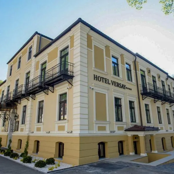 Hotel Versay – hotel w mieście Băile Herculane