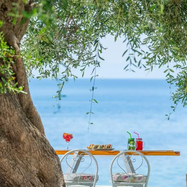 Aurora Beach Hotel, hotell sihtkohas Agios Ioannis Peristerion