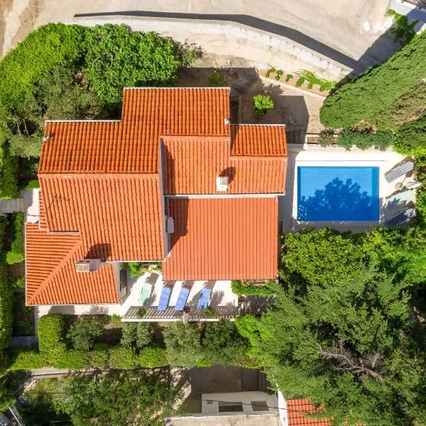 Villa Skalinada - Pool, Sea View & Private Path to Beach I Baška Voda, hotel v destinaci Baška Voda