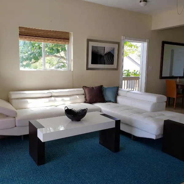 Villa Indigo Sunny 1BR Apartment in Private Gated Estate, hotel in Lindbergh Bay