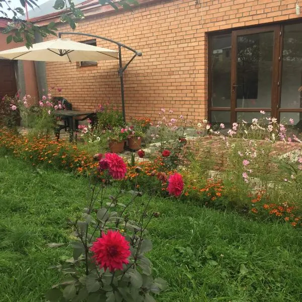 Story Guesthouse, hotel in Stepantsminda