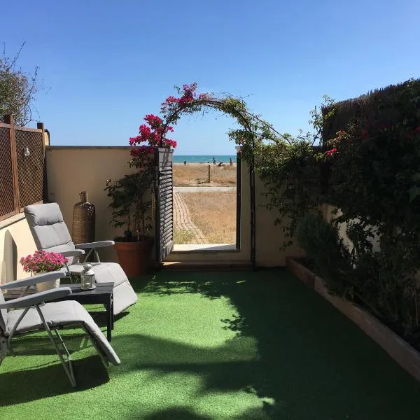 Beach flat with garden, hotel u gradu Kasteljdefels