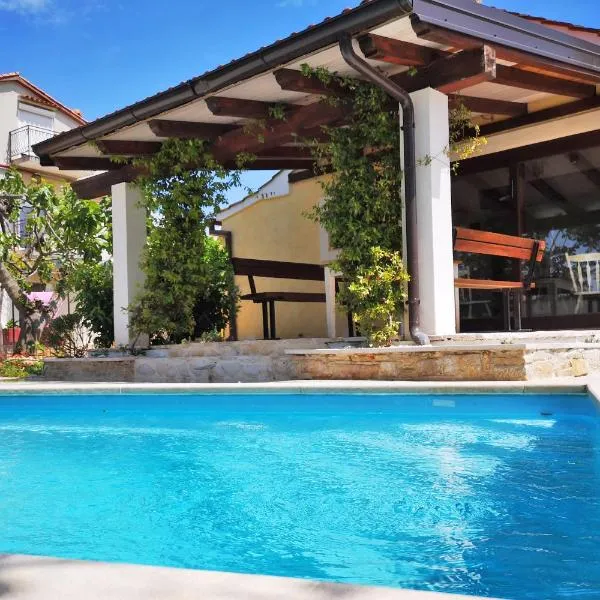 Rustic house with private swimming pool, hotel v destinaci Pula