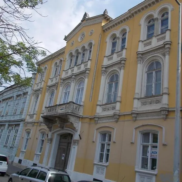 Vörösmarty tér Apartman, hotel in Székesfehérvár