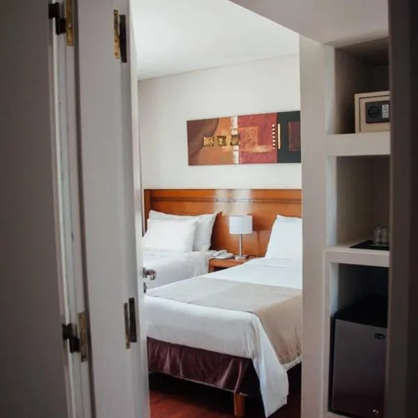 Herradura Hotel Suites, hotel en Centenario