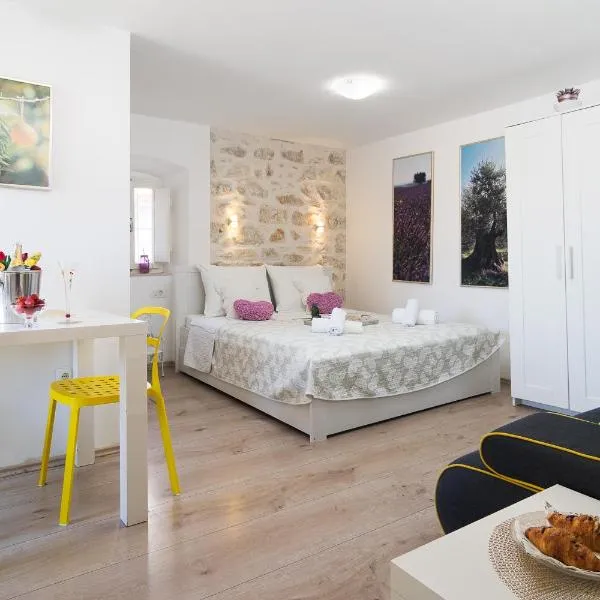 Guest House Babina - Apartments King & Queen، فندق في سبليت