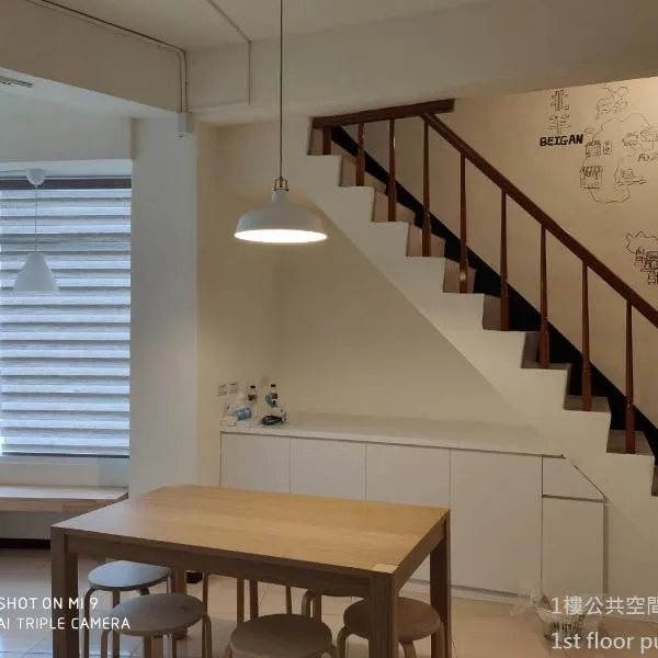 Simple life hostel, hotel in Nangan