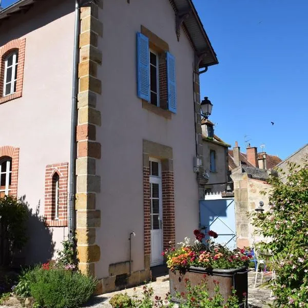 Le gîte clos Monade, hotel v destinaci Souvigny