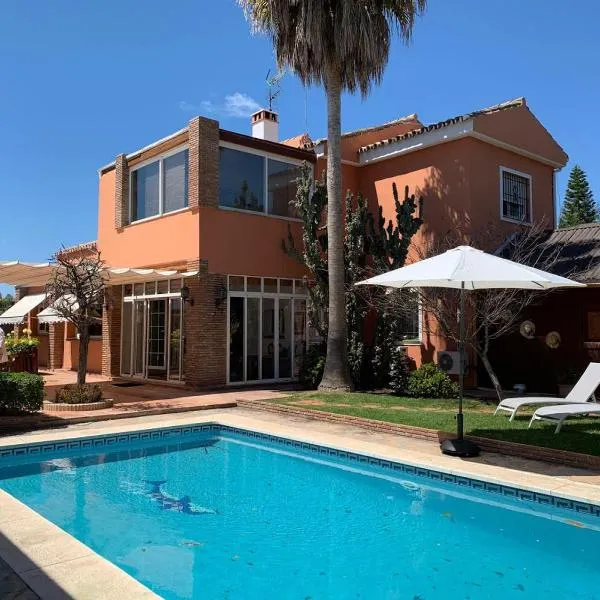 Chalet con piscina a 50 m de la playa ., hotel v destinaci Marbella