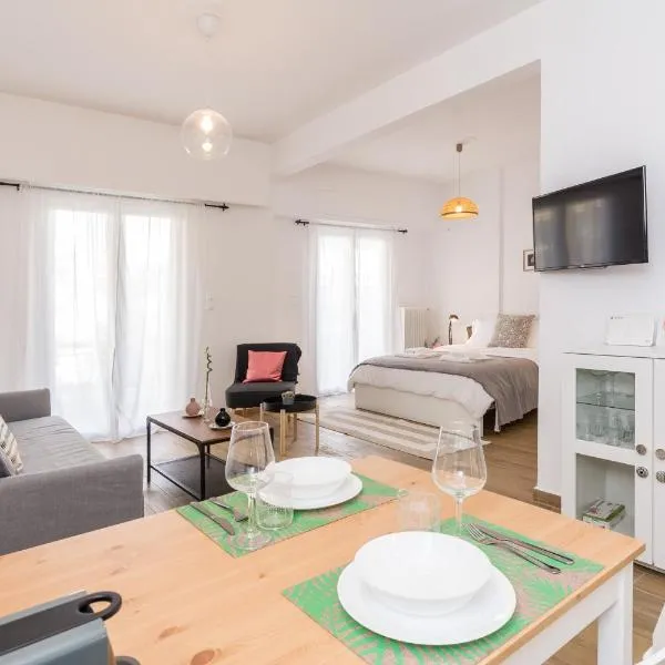 Wide Comfy Studio Apartment Centrally Located In Thissio, khách sạn ở Athens