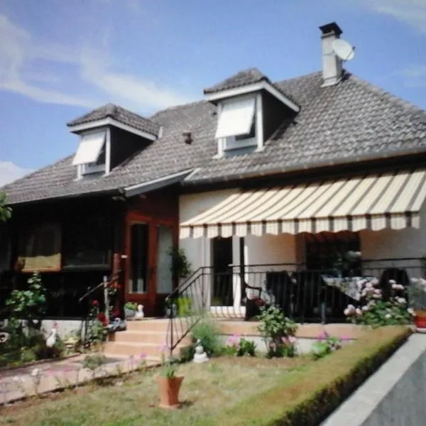 Maison avec véranda proche du centre ville, hotel in Prévinquières