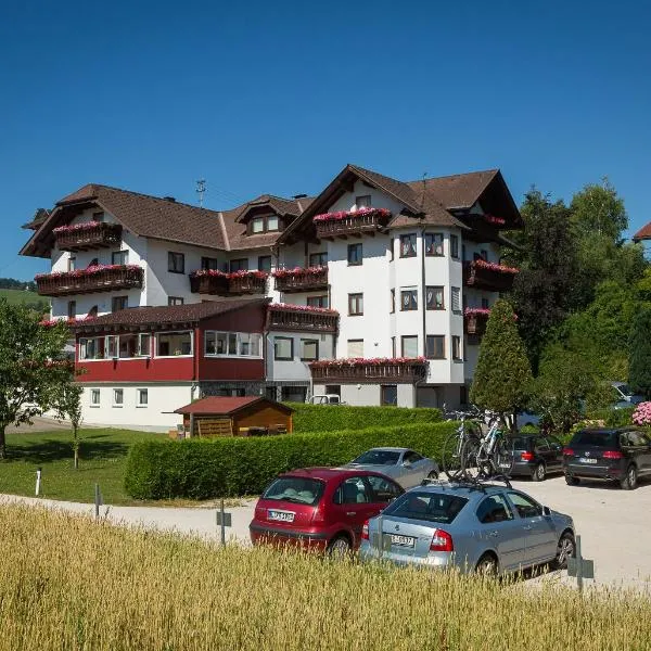 Hotel Alpenblick Attersee-Seiringer KG, hotel en Weyregg