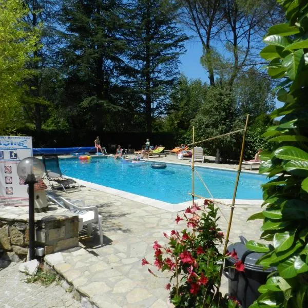Domaine de La Tour, hotel v destinaci Salavas