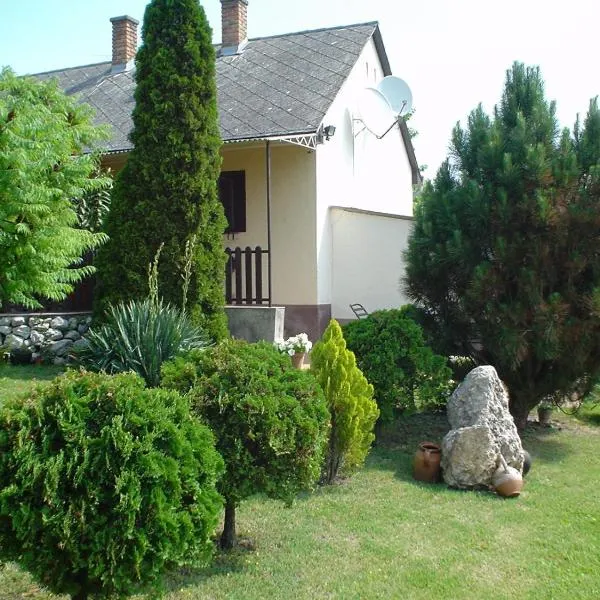 Örökzöld Apartmanok Balatonfenyves, hotel in Balatonfenyves