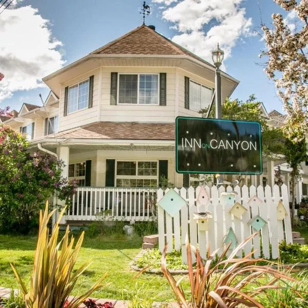 Inn on Canyon, hotel v mestu Radium Hot Springs