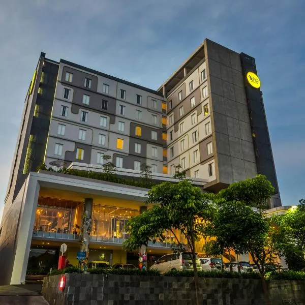Yello Hotel Jemursari, hotel i Kuwung