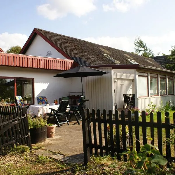 Aadal Apartment, hotel v Karupu