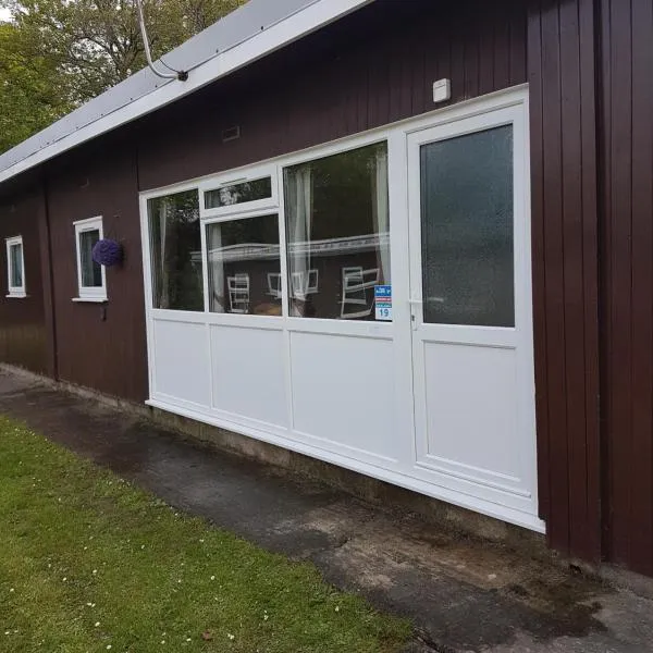 19 Chalet Bucklands , Bideford Holiday Park.、Bucks Millsのホテル