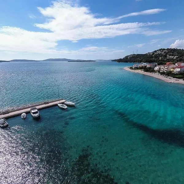 Relaxing whole top floor apartment by the sea, hotel v destinaci Zaboric