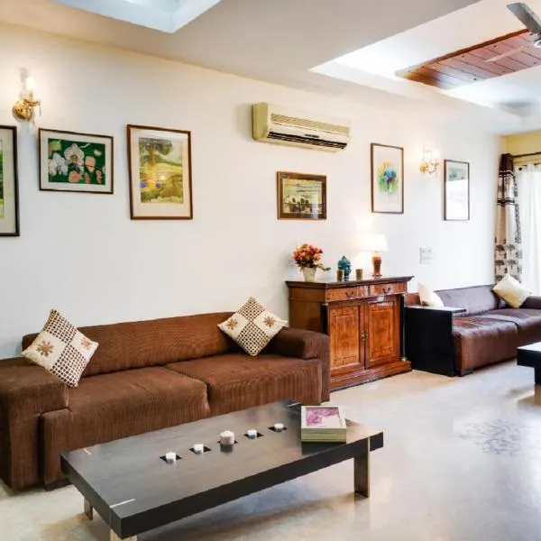 Spacious 4BR Home in Kailash Colony South Delhi near Nehru Place business district โรงแรมในนิวเดลี