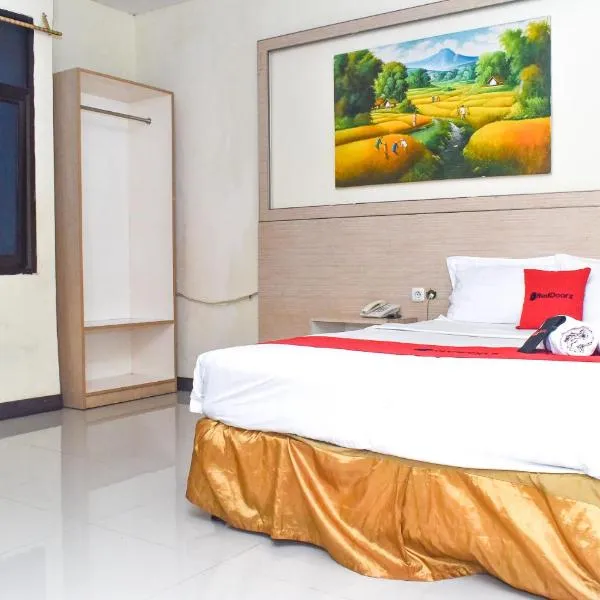 RedDoorz Plus near Sultan Hasanuddin Airport, hotel en Sudiang