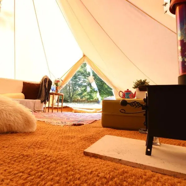 Mulberry Meadow Bell Tent, hotel di Holt