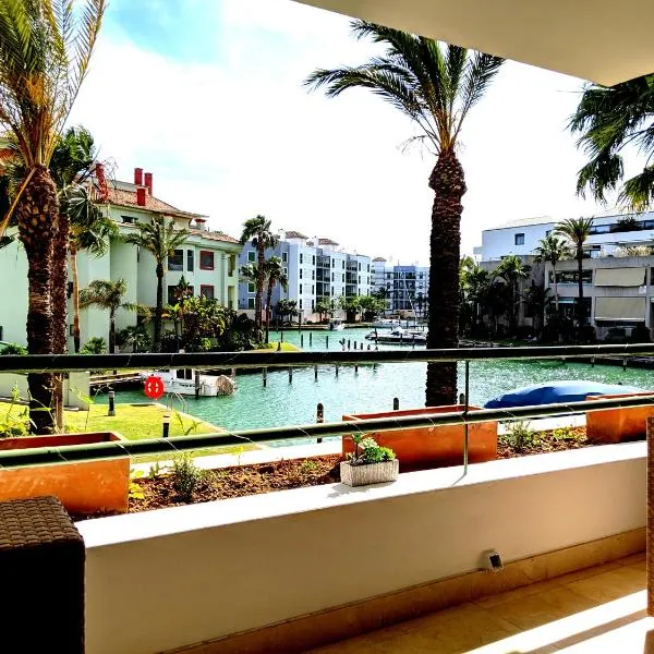 Polo Royale Waterfront Luxury Apt - 3 terraces and pool, hotel u gradu 'Sotogrande'