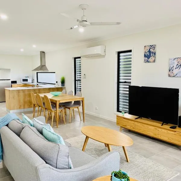 DAYDREAMING Airlie Beach, Water views & only 200m to boardwalk., hotel in Cannonvale