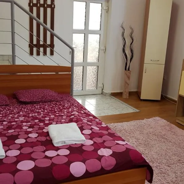 Lend one room house, hotel en Siculeni