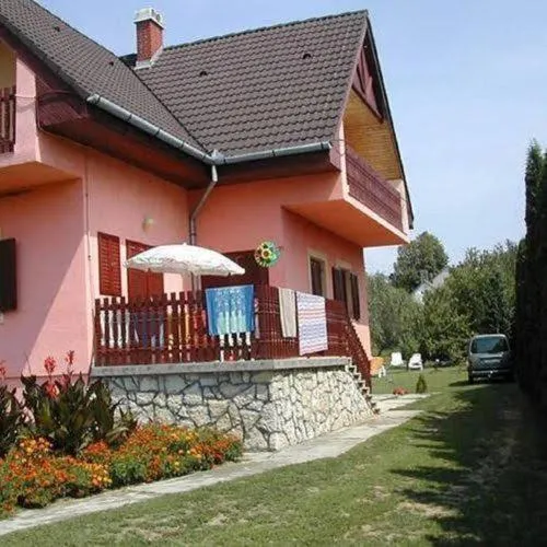 Tóth nyaraló, hôtel à Balatongyörök