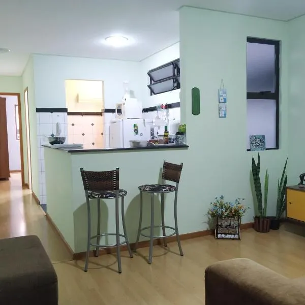 Apartamento quarto e sala em frente UFV com WI-FI e Garagem, hotel v mestu Viçosa