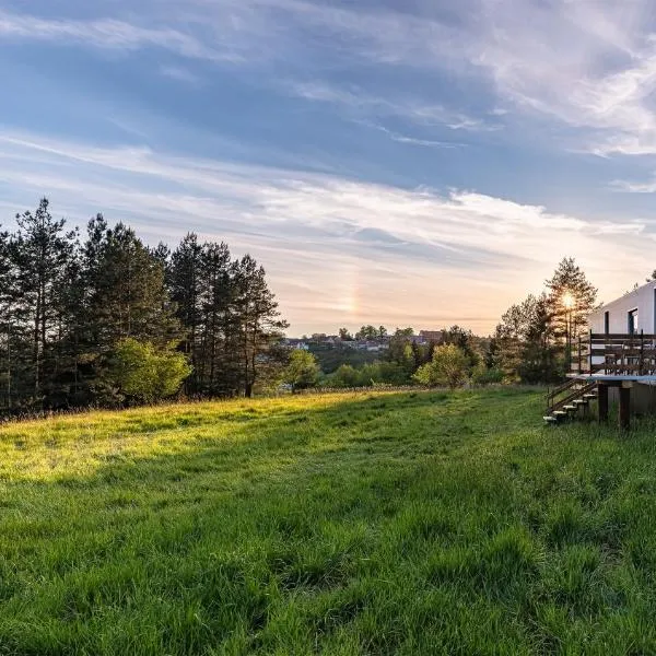 WUDINO - Ubytování v přírodě, se zvířaty v industriálním duchu,, hotell sihtkohas Ostrov u Macochy