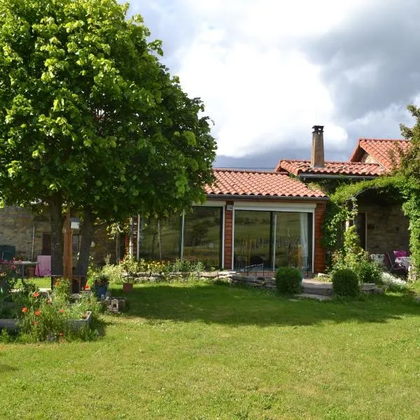 studio indépendant dans maison à la campagne, hotel v destinácii Égliseneuve-près-Billom