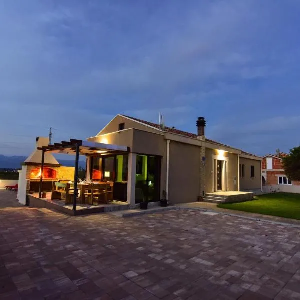 Villa Maslina with private pool on quiet location - by TA Leut Agency, hotel u Ninu