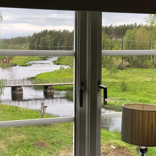 Cosy river house, hotel in Tånga